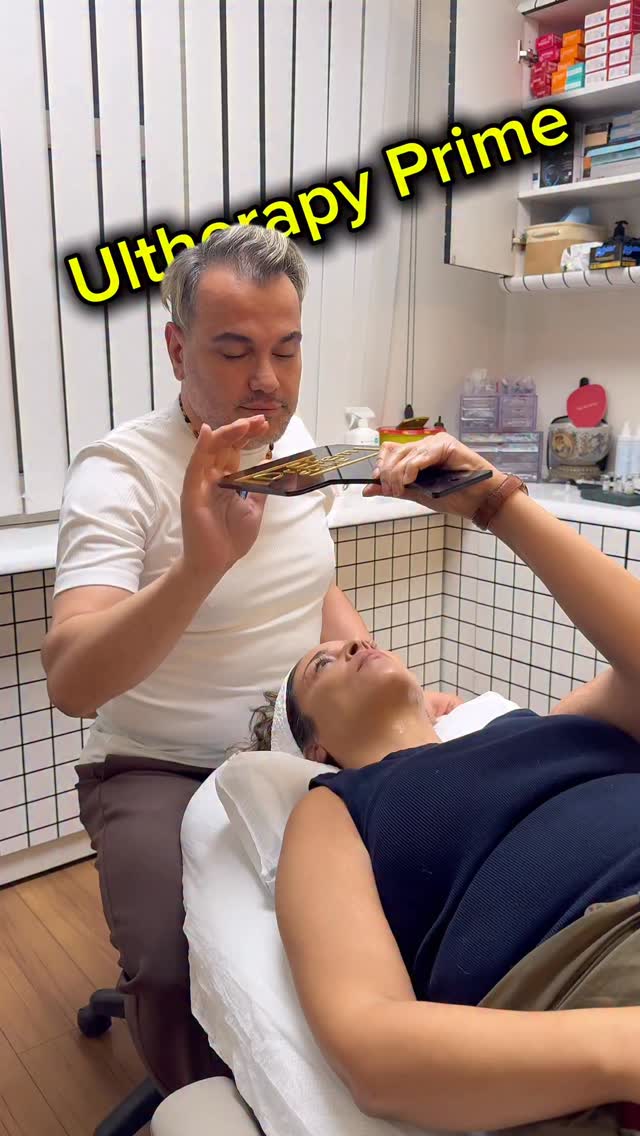 Ultherapy’de en şaşırtan şeylerden biri, etkinin daha işlem sırasında bile fark edilmeye başlaması ✨ Yüz hattındaki toparlanm